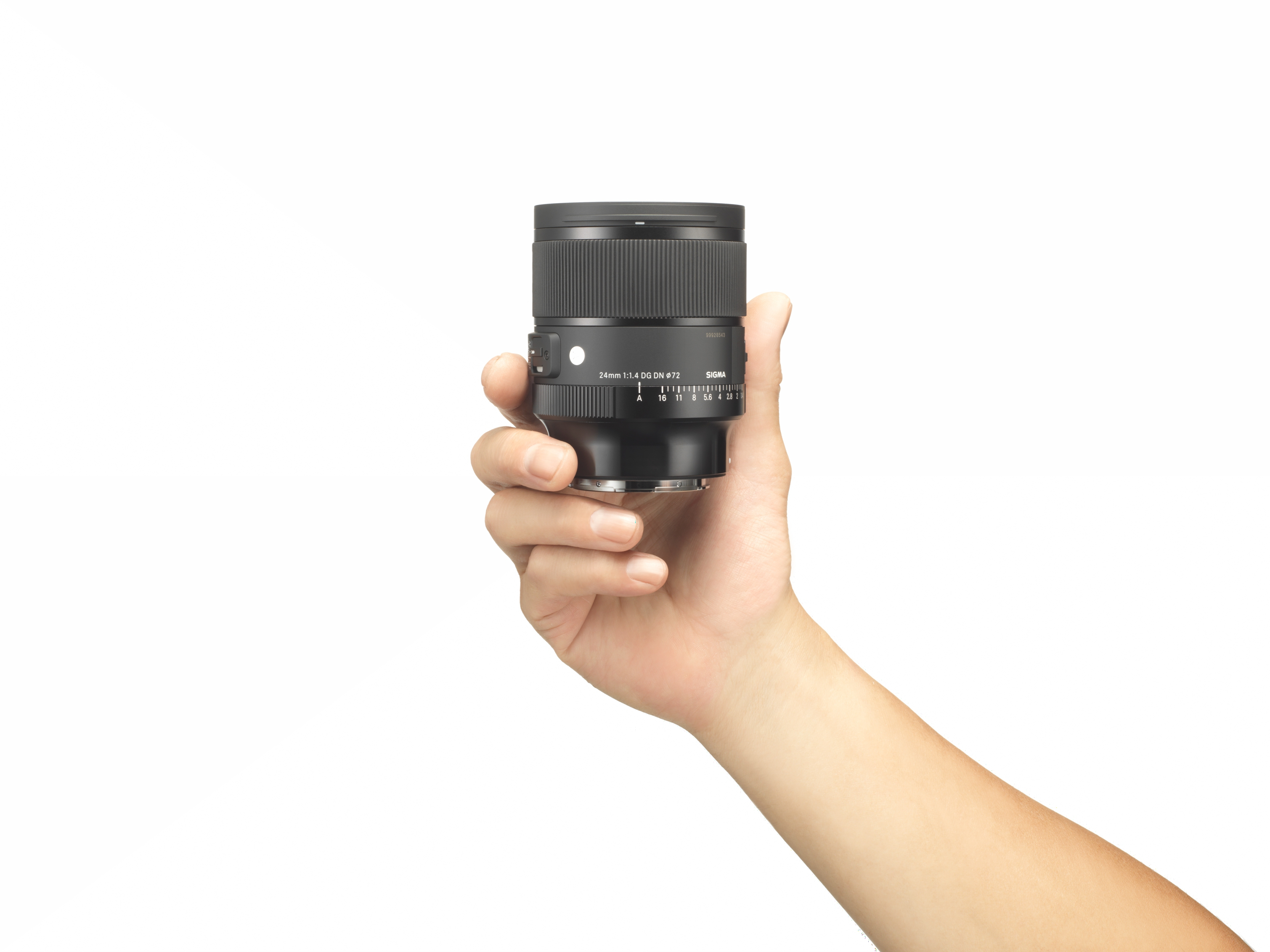 Sigma 24mm F1.4 DG DN Art tinut in mana